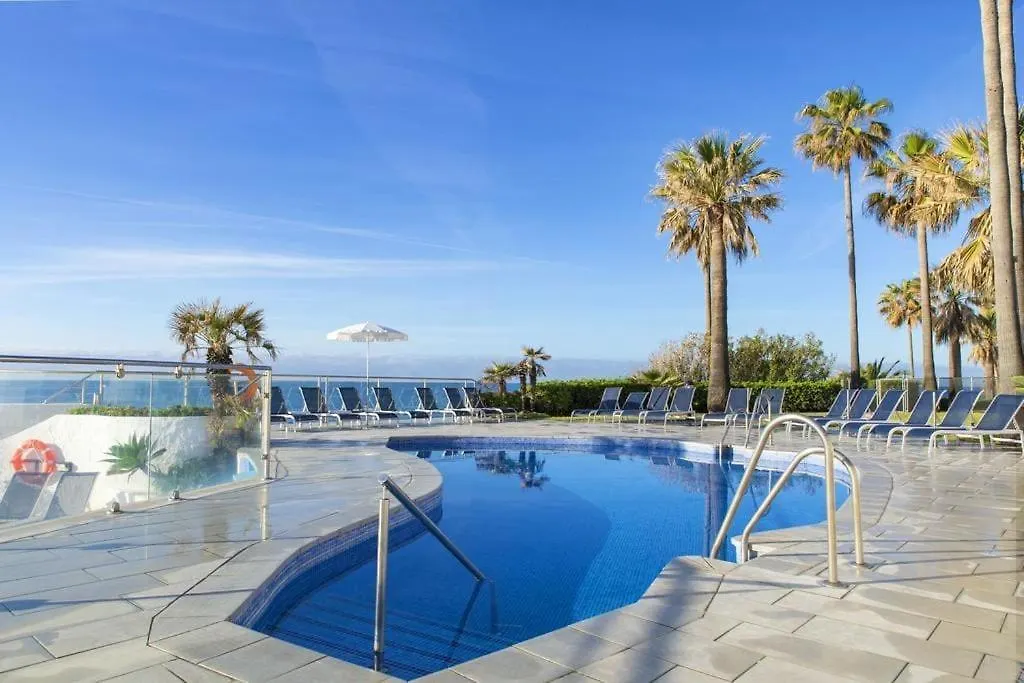 Gorgeous Beachfront Property With Stunning Sea Views & Garden location